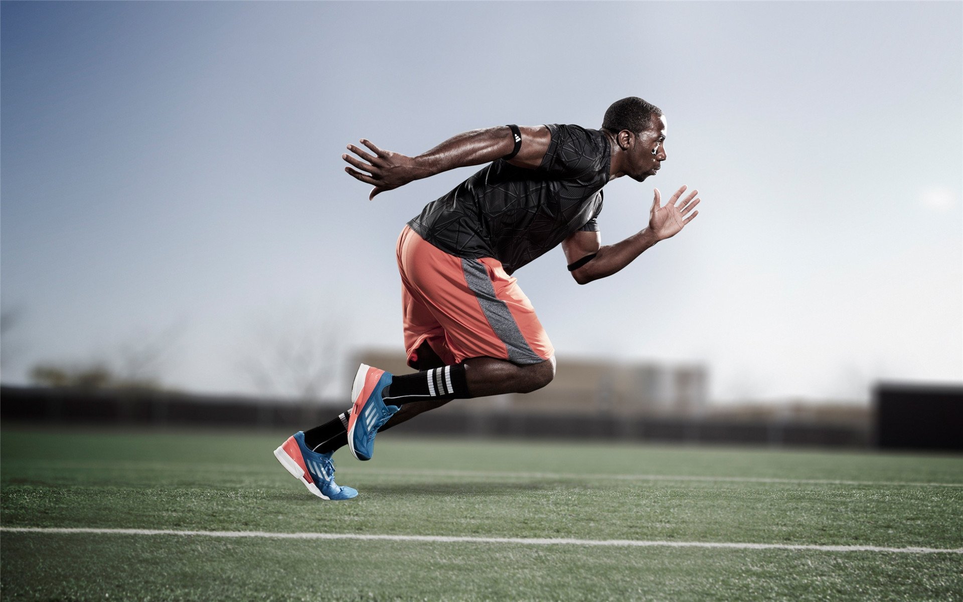 自行车下坡赛成都赛区,选手飞跃障碍夺冠,自行车下坡最快速度